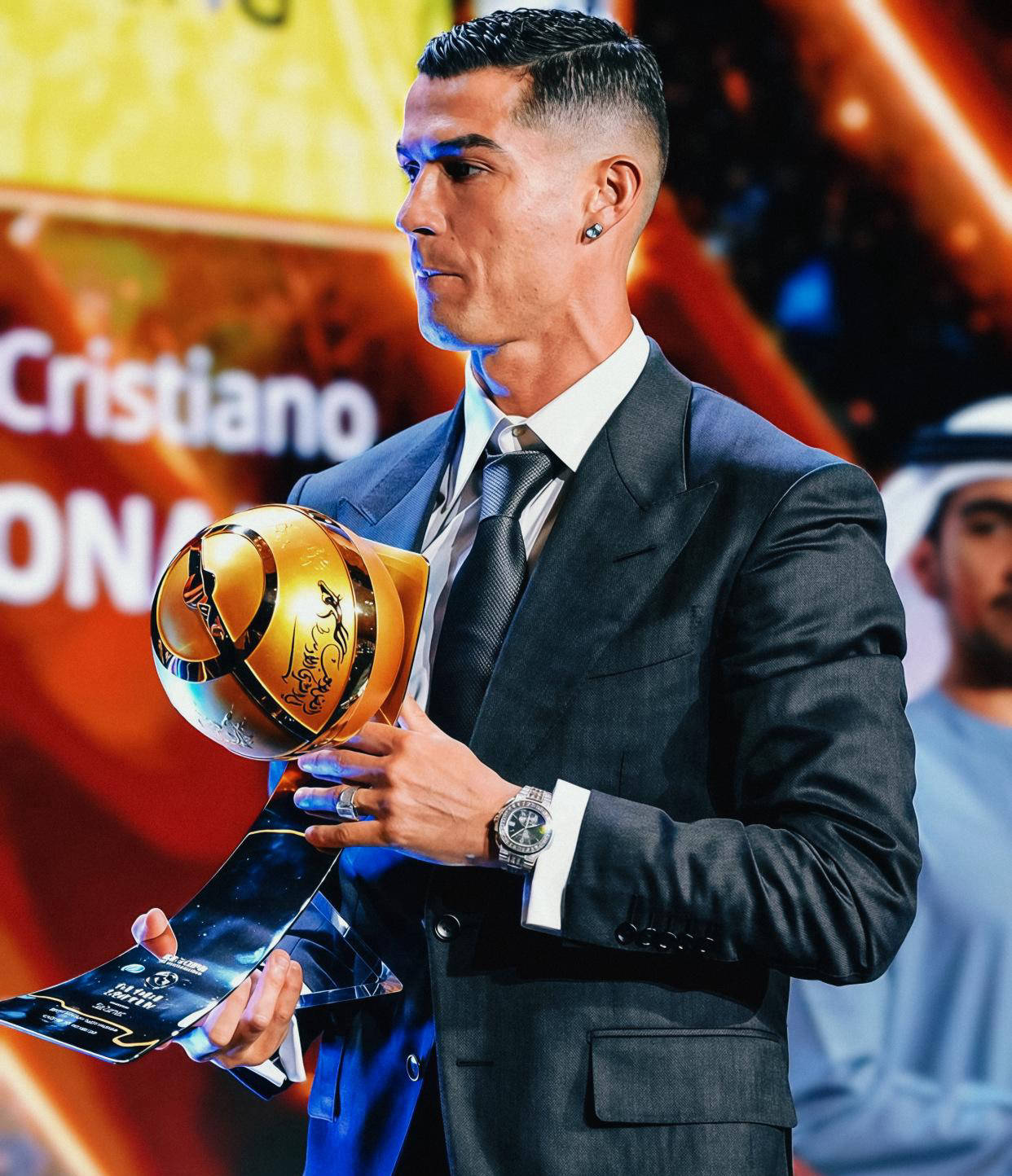 c罗连续三年荣膺中东最佳球员奖,虽四大赛事无冠仍热情庆祝