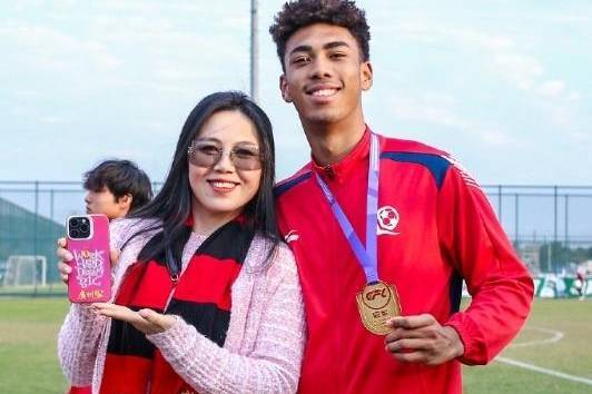 不自律被踢出国足 17岁混血中卫率恒大中青赛夺冠 与母亲合影庆祝
