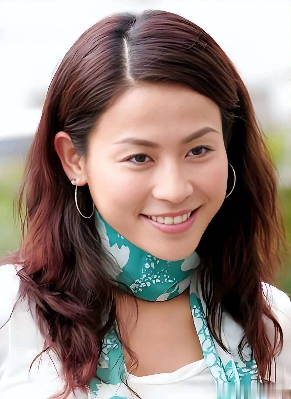 55岁宣萱被偶遇,素颜蜡黄显皱纹,平板身材却有笔直美腿