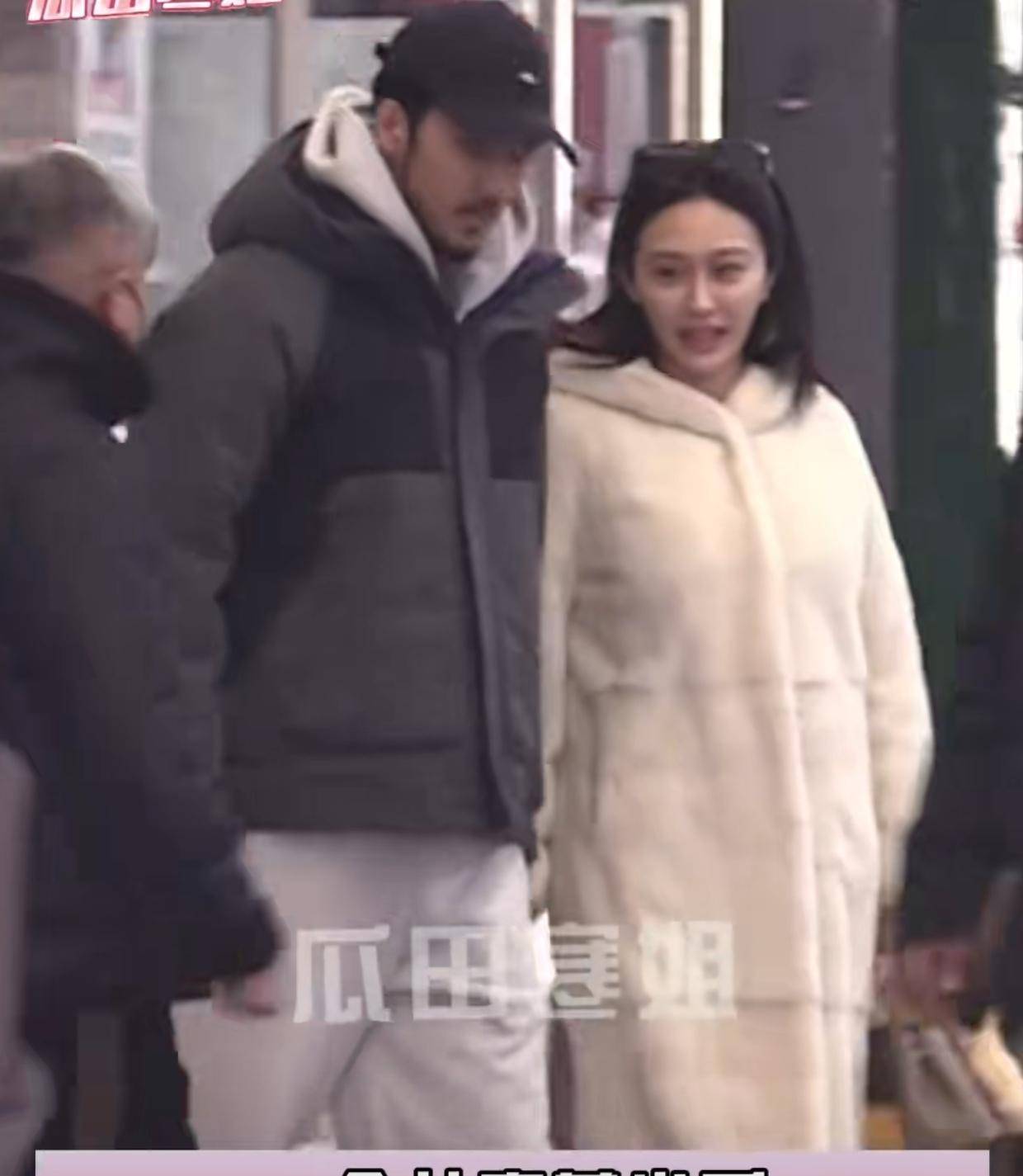 不藏了陈冰挺孕妇和陈牧驰牵手逛街陈冰抱着陈牧驰取暖 太甜了