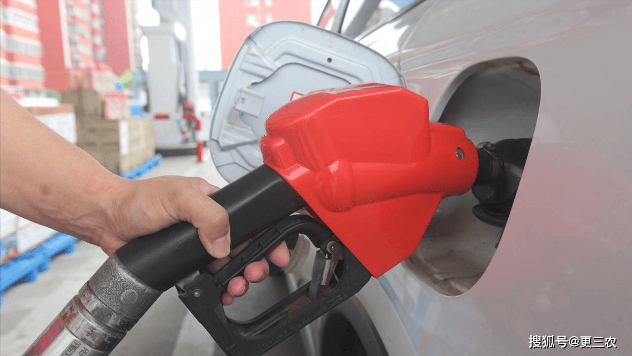 抓紧加油，明晚【油价或涨】，全国92,95号汽油“大降近2毛/升”，92汽油“跌至6.7元/升”后，下次1月6日调价，汽柴油变涨中_搜狐网