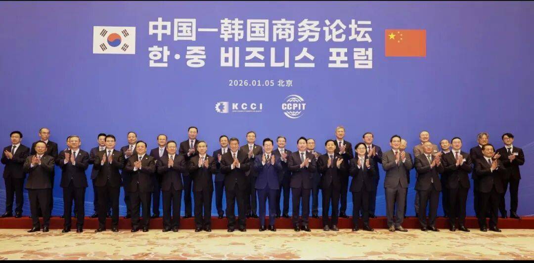 曾穿不起校服的李在明,带着校服厂访华 曾穿不起校服的李在明,带着校服厂访华