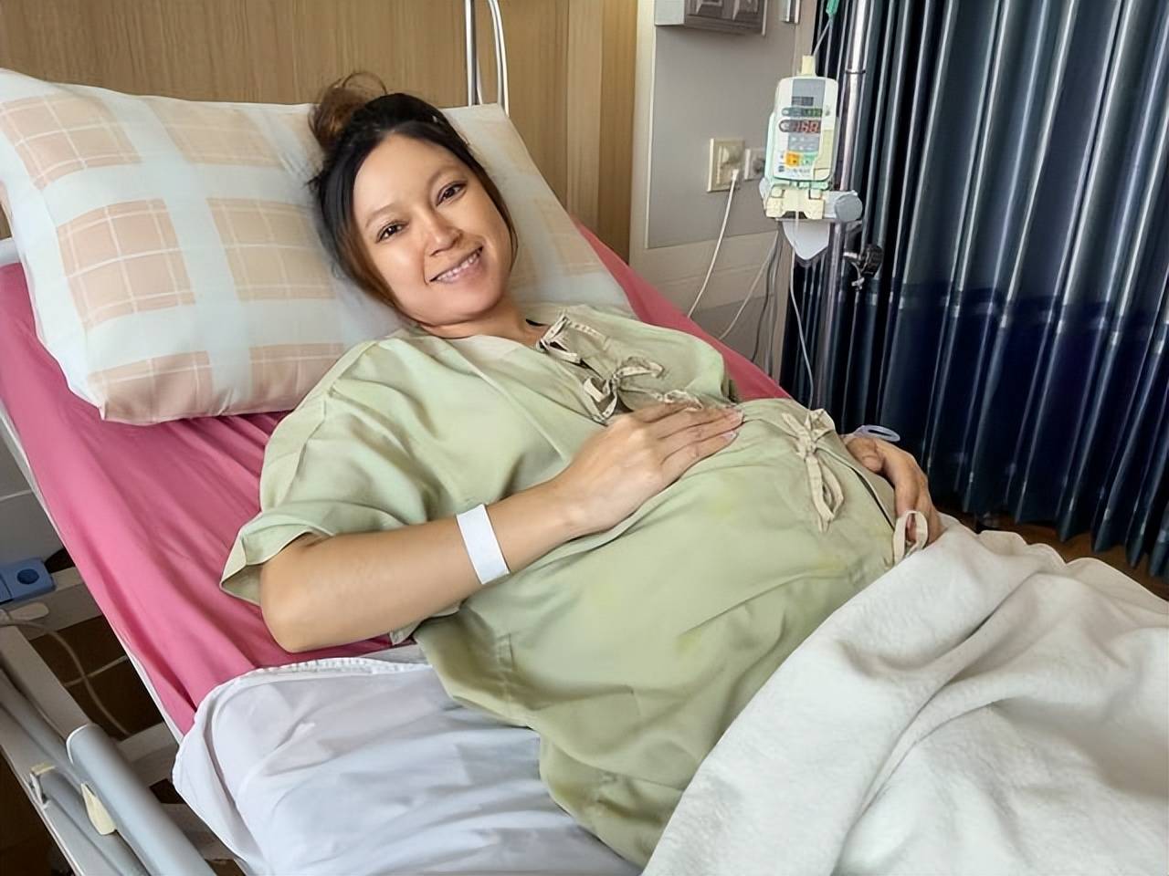 52岁古巨基官宣二胎,57岁老婆再当妈,网友：还没绝经？