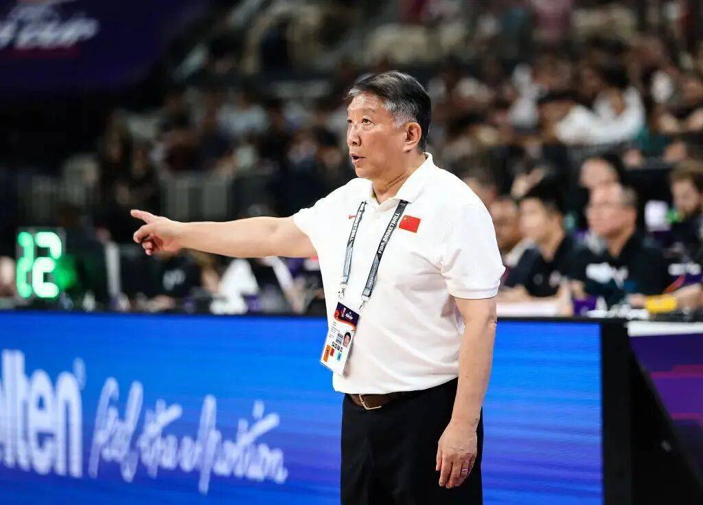 中国女篮大名单有变！李月汝和韩旭缺席！两大悍将压哨驰援宫鲁鸣