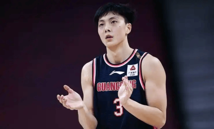 胡明轩要交易？现身基地，曝胡明轩爸爸帮搬行李，谁注意杜锋表态