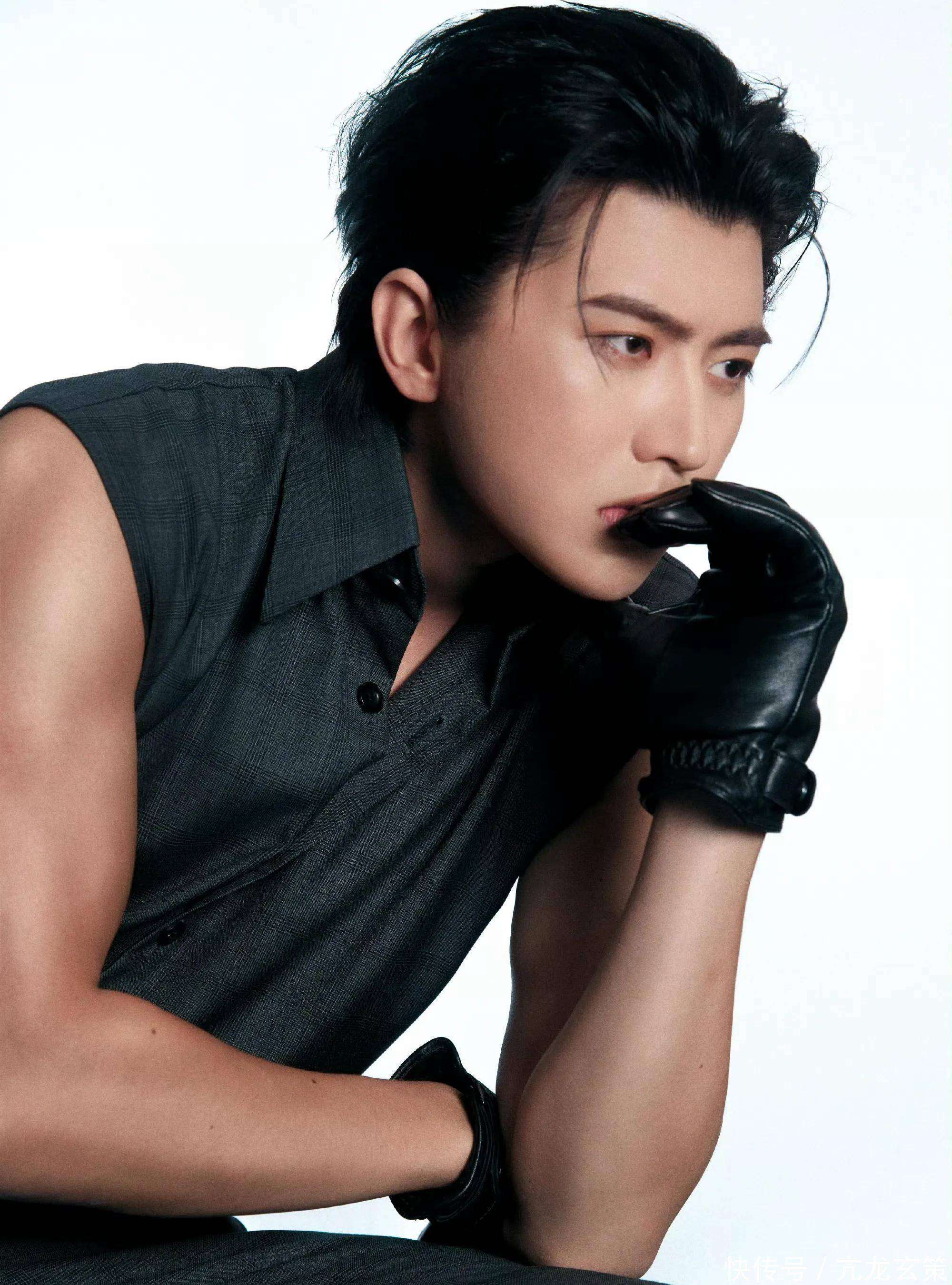 蔡徐坤上海活动名场面,我自己拿自己有点尴尬,帅哥害羞瞬间笑场