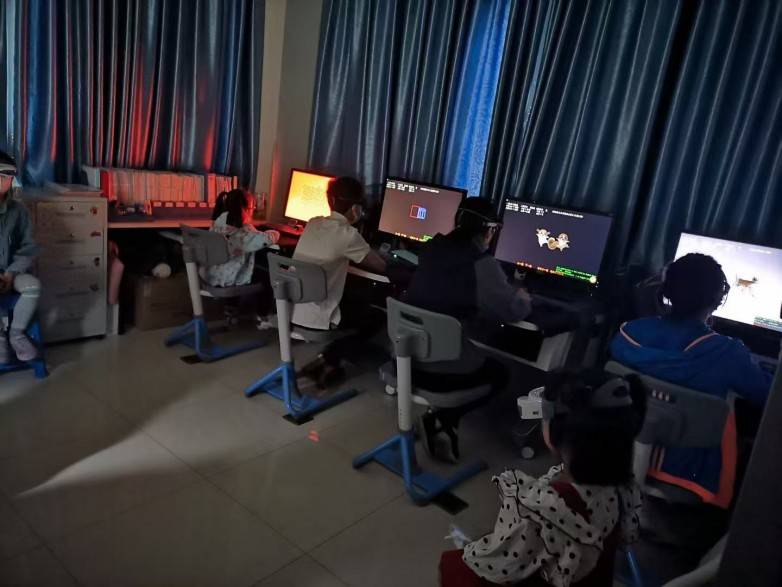 专业铸就光明，佛山爱尔眼科视功能训练助7岁女孩视力从0.2跃升至1.0(图1)