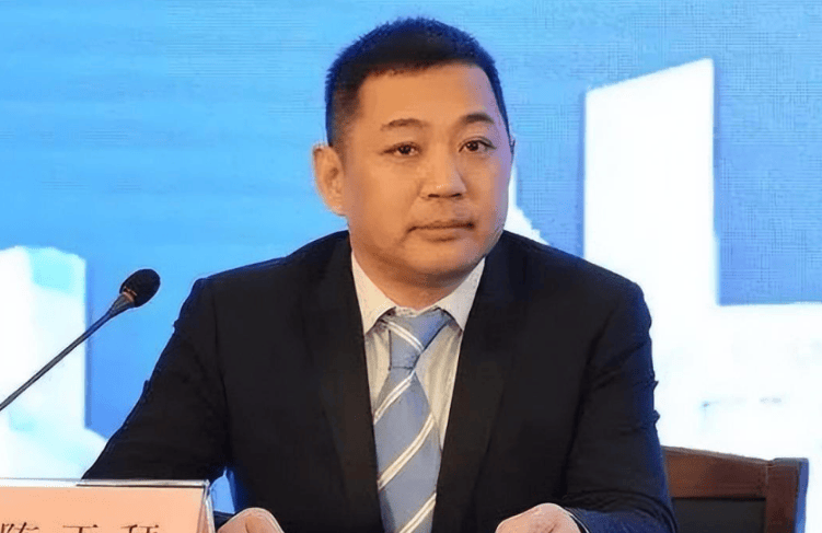 级歌唱家,天生丽质歌喉嘹亮,丈夫的身份也不一般