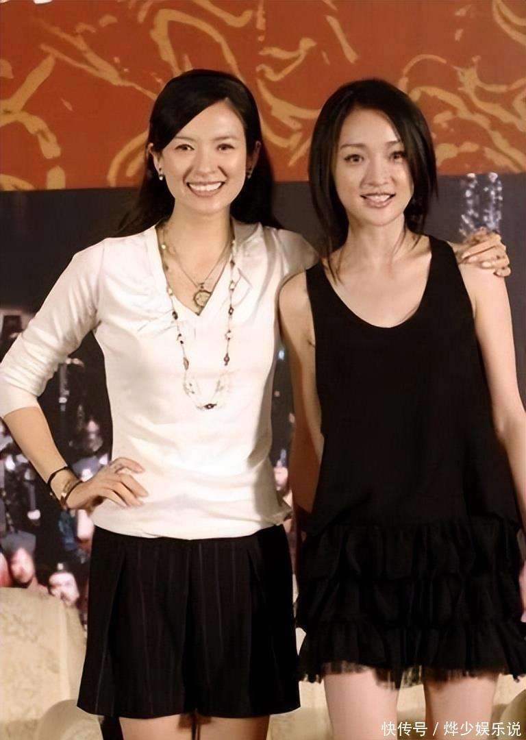 49岁周迅与44岁章子怡同框!老的穿一身黑更显嫩,小的更像大姐姐