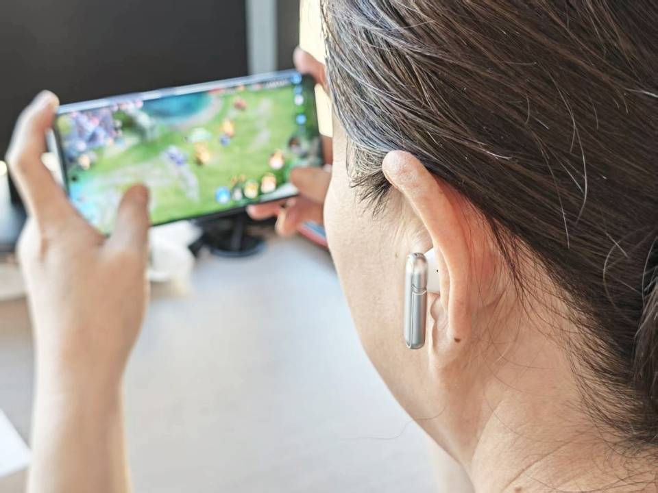 地铁里的弦月：这副耳机如何用东方美学，治愈了我的通勤焦虑！