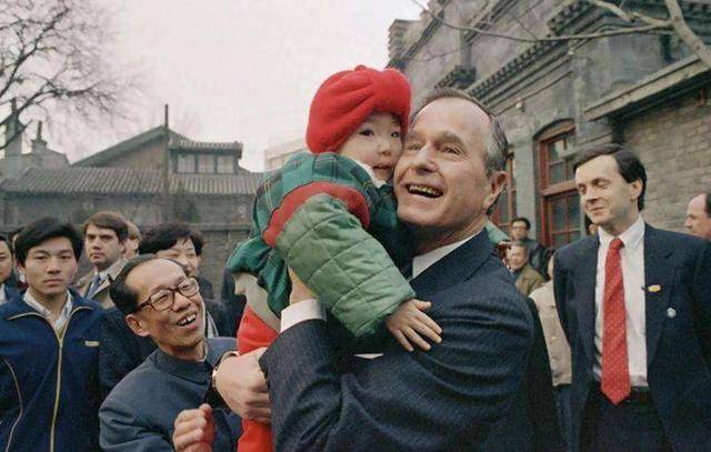 尼克松访华时，国宴上的一道菜被他吃光，吃完还不忘去和厨师道谢