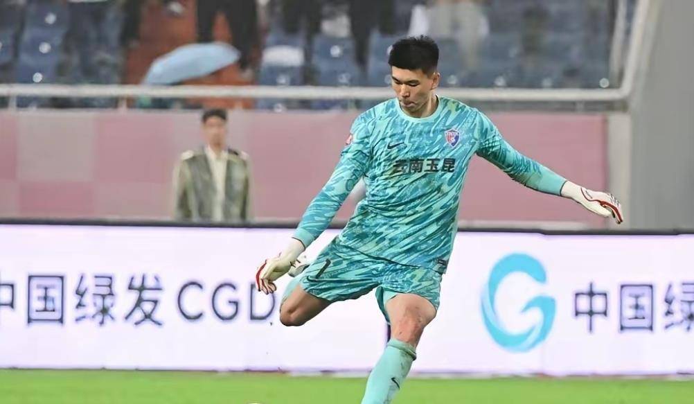 李昊亚洲杯三场零封封神！欧洲3队争抢背后，球迷疾呼：别去申花，重蹈国脚噩梦