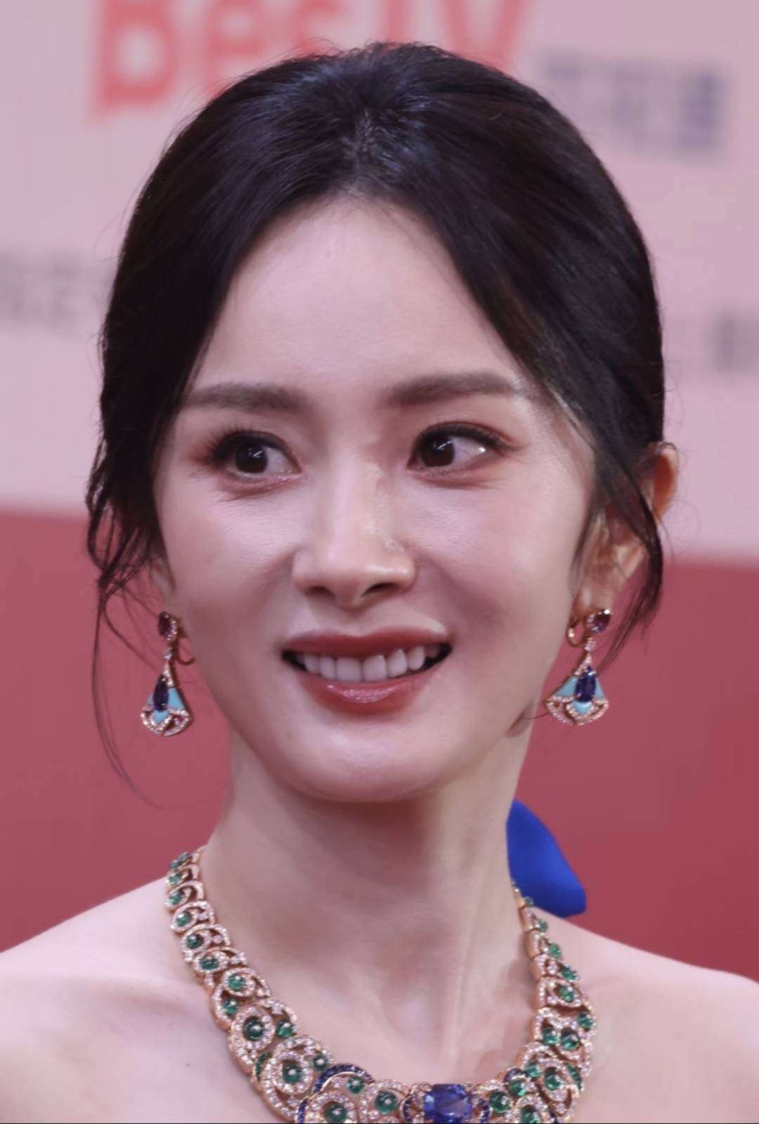 杨幂最新生图,眼角皱纹抢镜,离开了滤镜颜值暴跌?