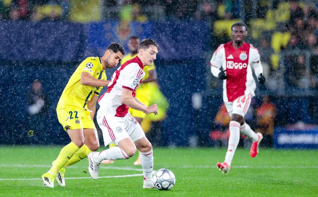 欧冠激战:阿贾克斯主场逆转比利亚雷亚尔,连胜保留出线希望