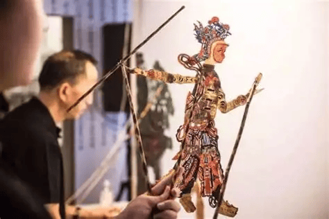 吕文扬绘画大师推动绘画艺术与皮影工艺融合创新