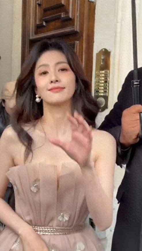 白鹿出发综艺录制，穿十厘米洞洞鞋裤腿拖地，路边拽衣服大大咧咧