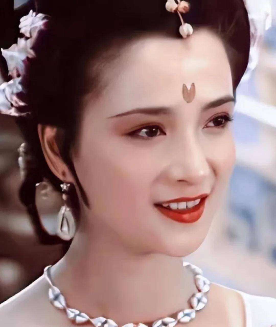 原创            何晴去世半年，独子首谈遗产分配，网友：比闫学晶体面多了