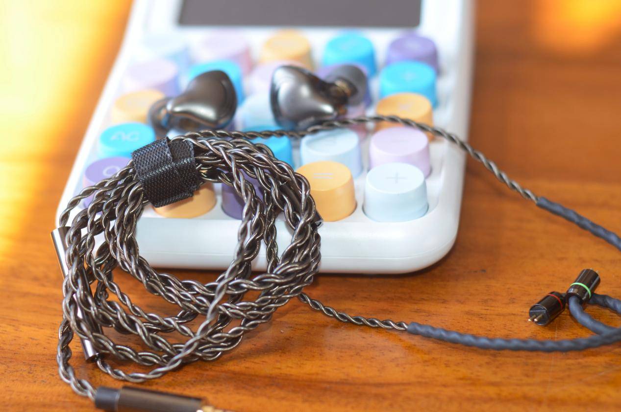 百元级西圣入耳式HiFi1有线耳机,带给你耳朵纯粹的聆听