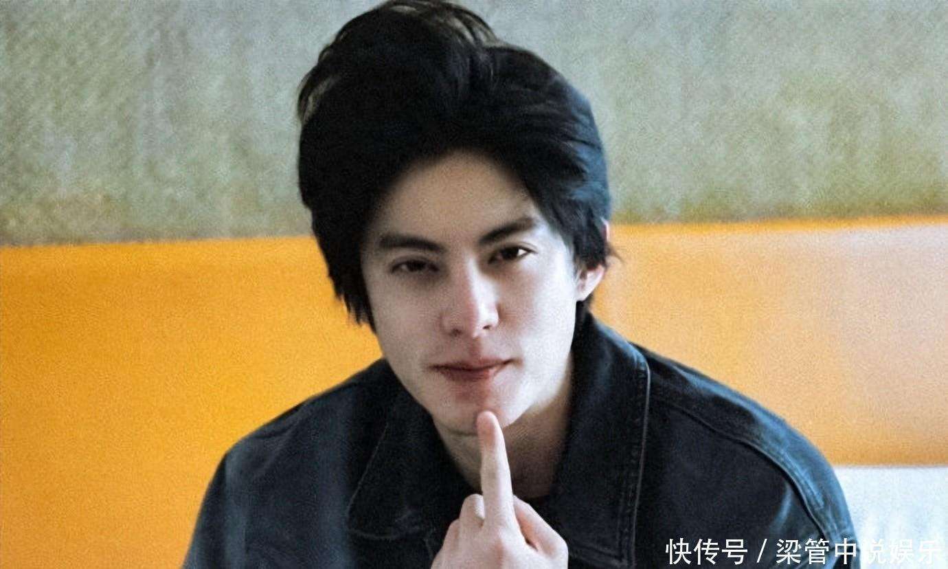 原创            王鹤棣素颜炸场《亲爱的客栈》！少年白抢镜却凭颜值反向开挂