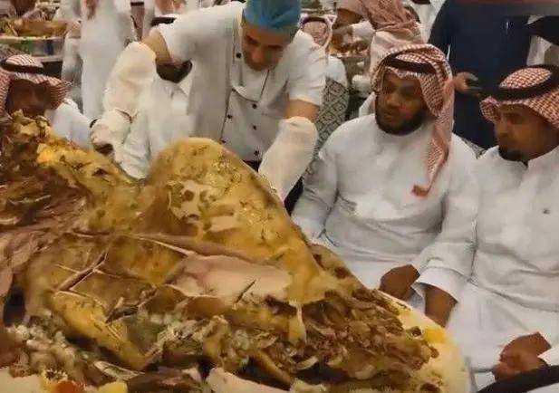 图片[4]-迪拜土豪的宴会，每桌上一只大骆驼，网友：世界上最壮观的吃法 -华闻时空