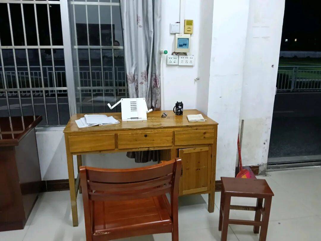 保健室里来了一个喊肚子痛的女生