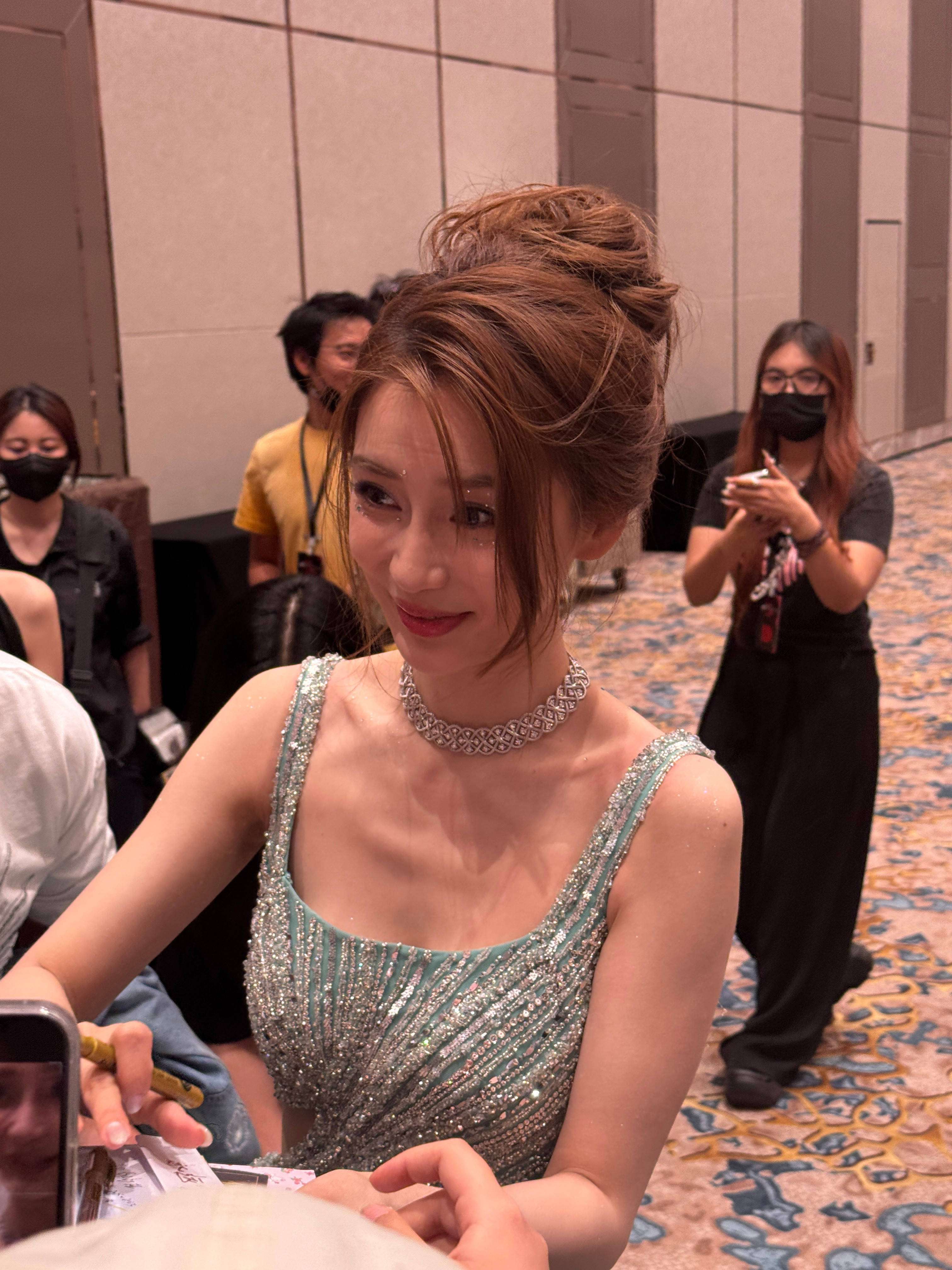 回想去年12月的芭莎艺术之夜她身穿某品牌2024秋冬款高定礼服作为