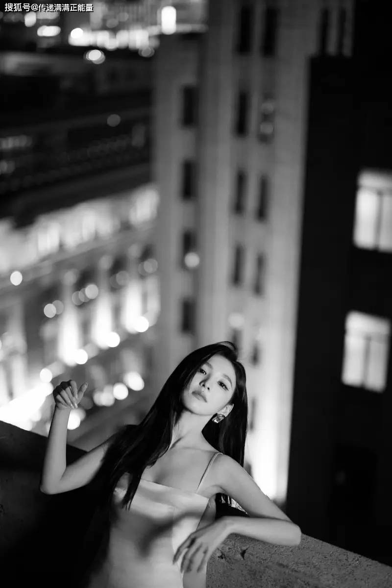 两个细节看懂章若楠的夜景写真