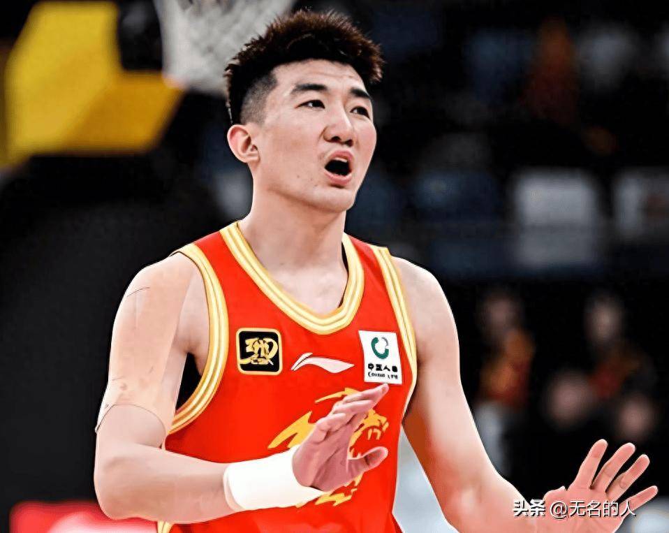 广厦压制青岛，半场领先26分，胡金秋统治内线，七人得分进账