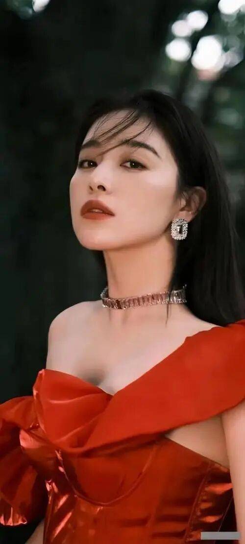 阚清子超靓写真露出事业线！肤白貌美大长腿性感火辣！