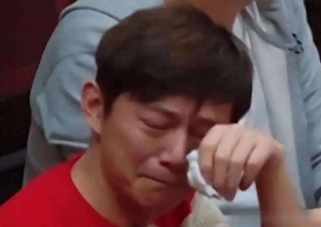 何炅再陷非议：一句调侃引发的风波