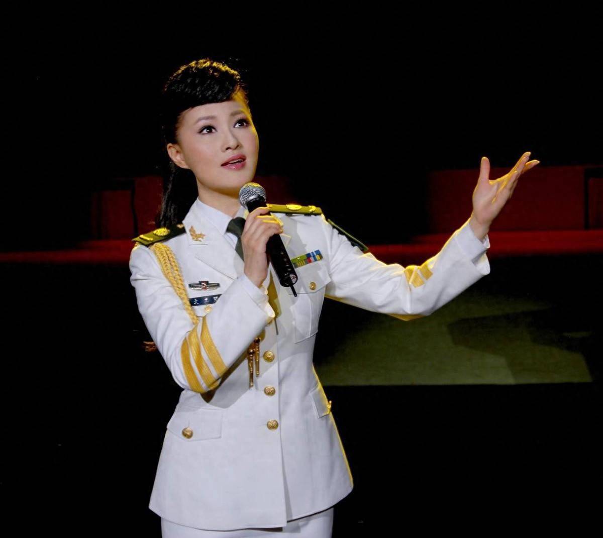 她是正师级歌唱家！60岁仍未婚，父母去世后才想当妈的她怎样了？