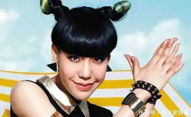 然而,好牌打得稀烂,吴莫愁的事业迅速滑落