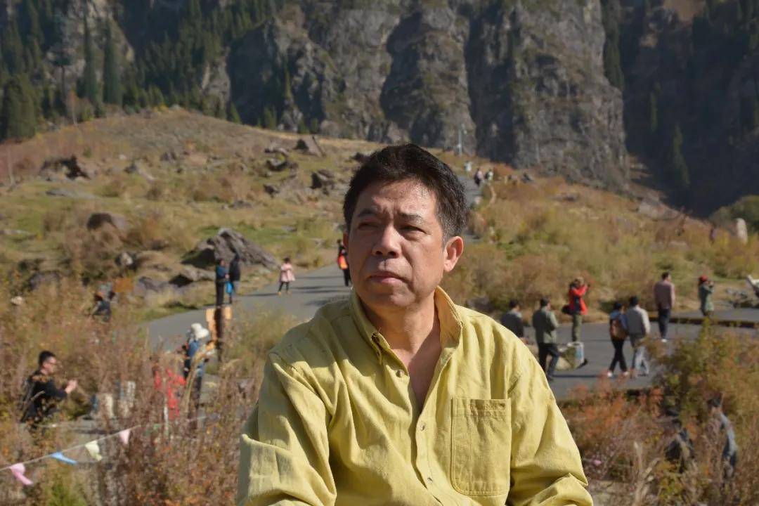 水墨革新者：画家邱汉桥的艺术传承与现代转型