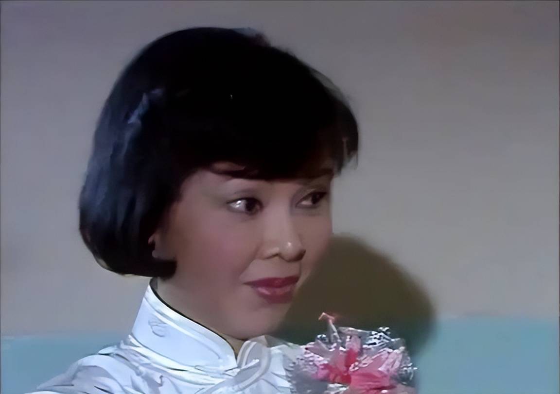 她曾是春晚主持人,抢闺蜜男友,为爱两次自杀,离婚后嫁前夫叔叔