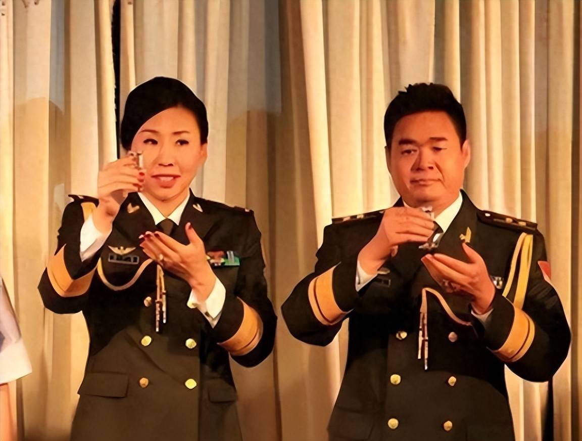 我国女篮队长苗立杰，33岁退役嫁给军官，生娃后蜕变为气质女神