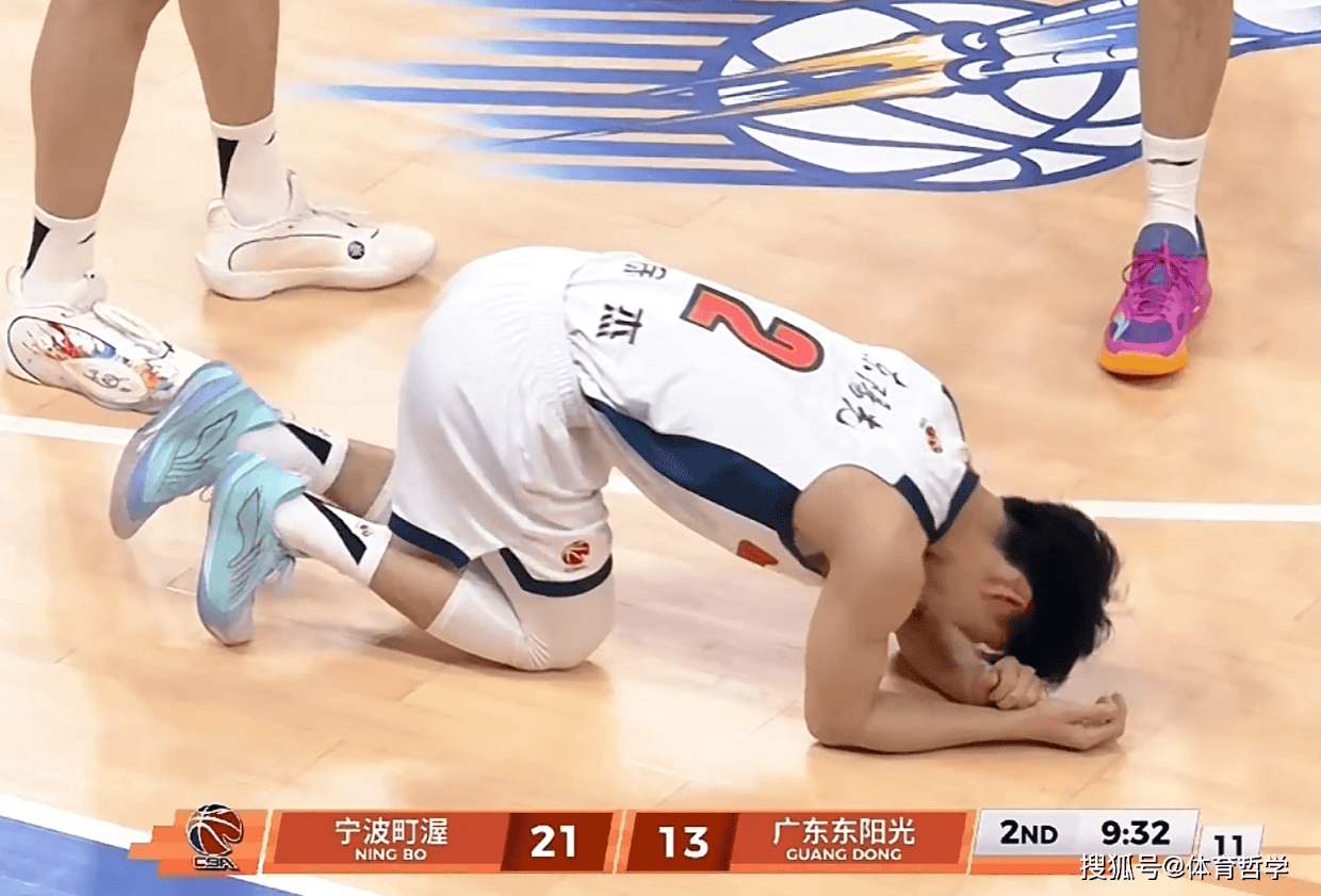 突发！徐杰意外受伤，被队友搀扶下场，表情十分痛苦