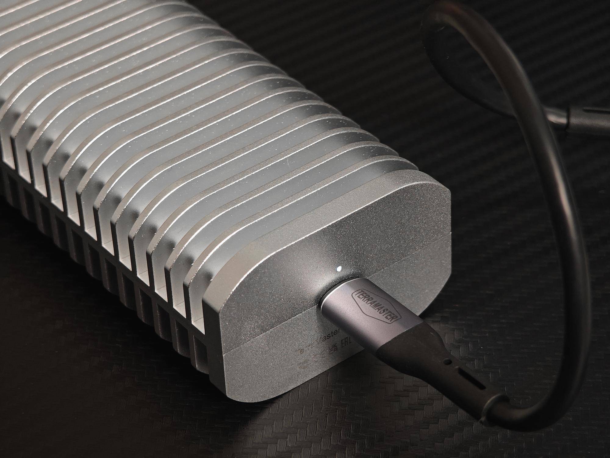 80Gbps疾速狂奔，铁威马D1 SSD Pro雷电5硬盘盒实测分享！