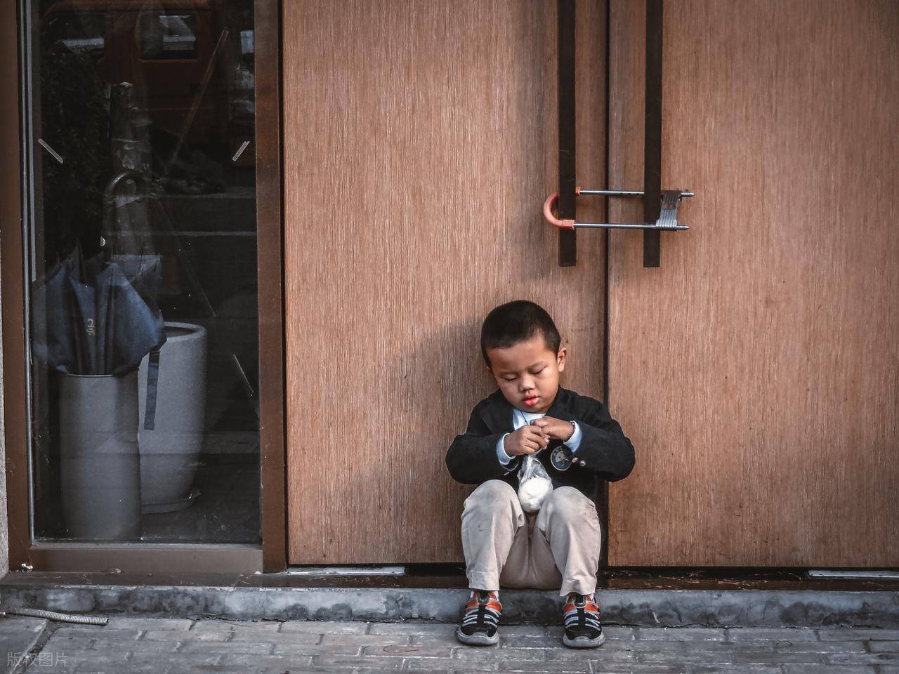 从肠道到大脑：全系统生物干预如何重塑自闭症儿童的生理基础