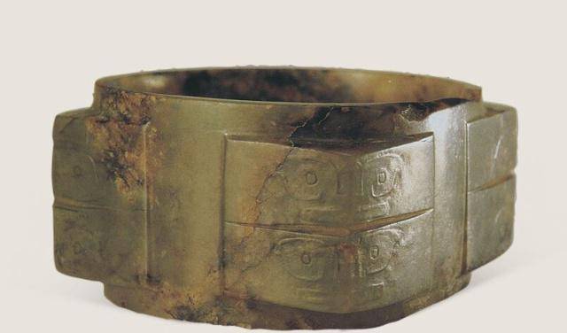 齐家文化玉器与龙山文化玉器的比较，一个纹饰多变，一个侧重写实