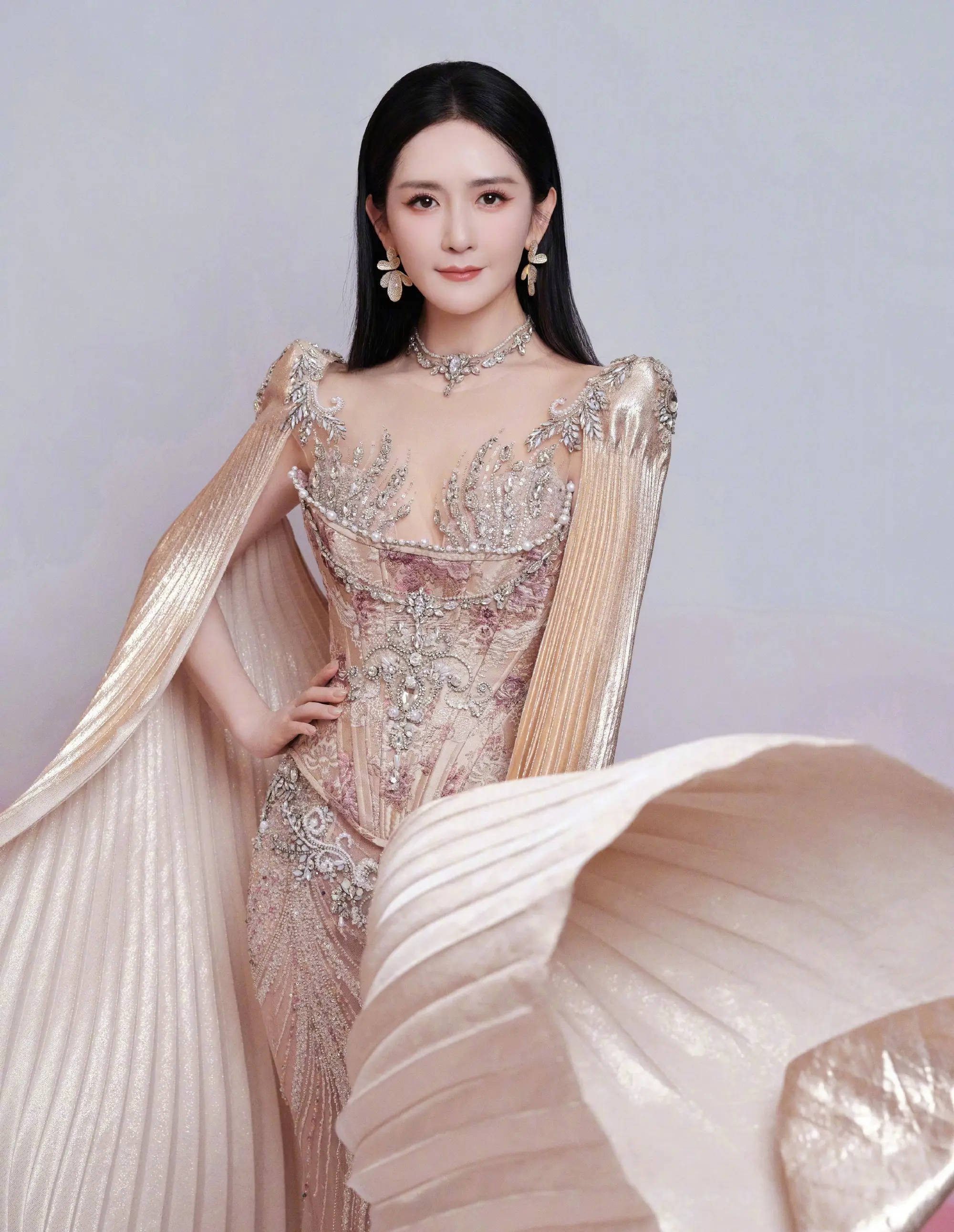 谢娜最新写真照曝光！化身太阳女神光彩照人