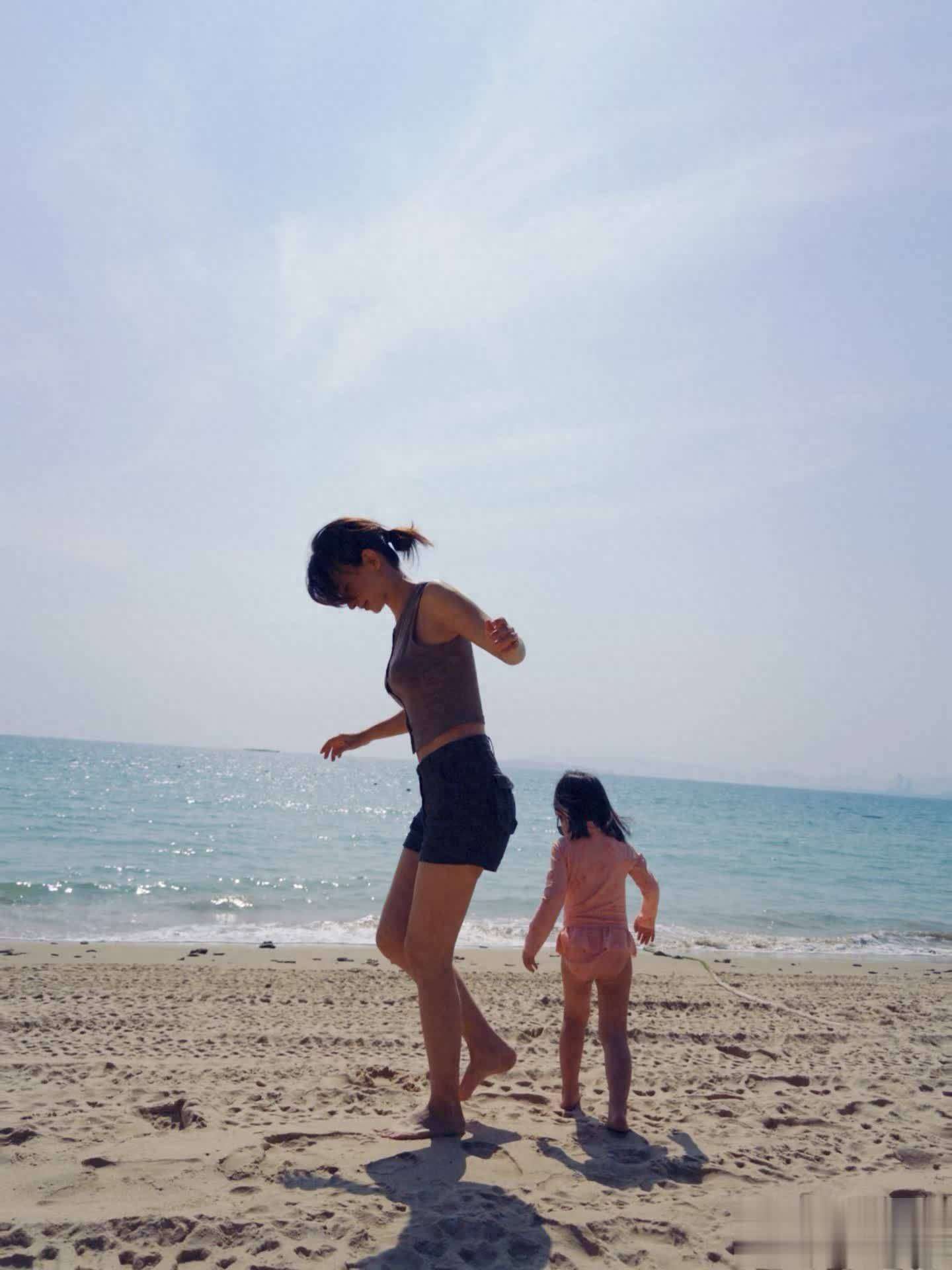 原创            卢靖姗海边带娃，接地气日常引共鸣