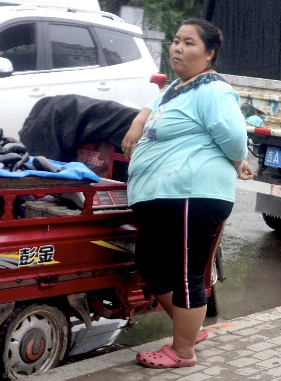 为啥很多女人年轻时看起来很苗条，一到中年就立马变得“虎背熊腰”了？