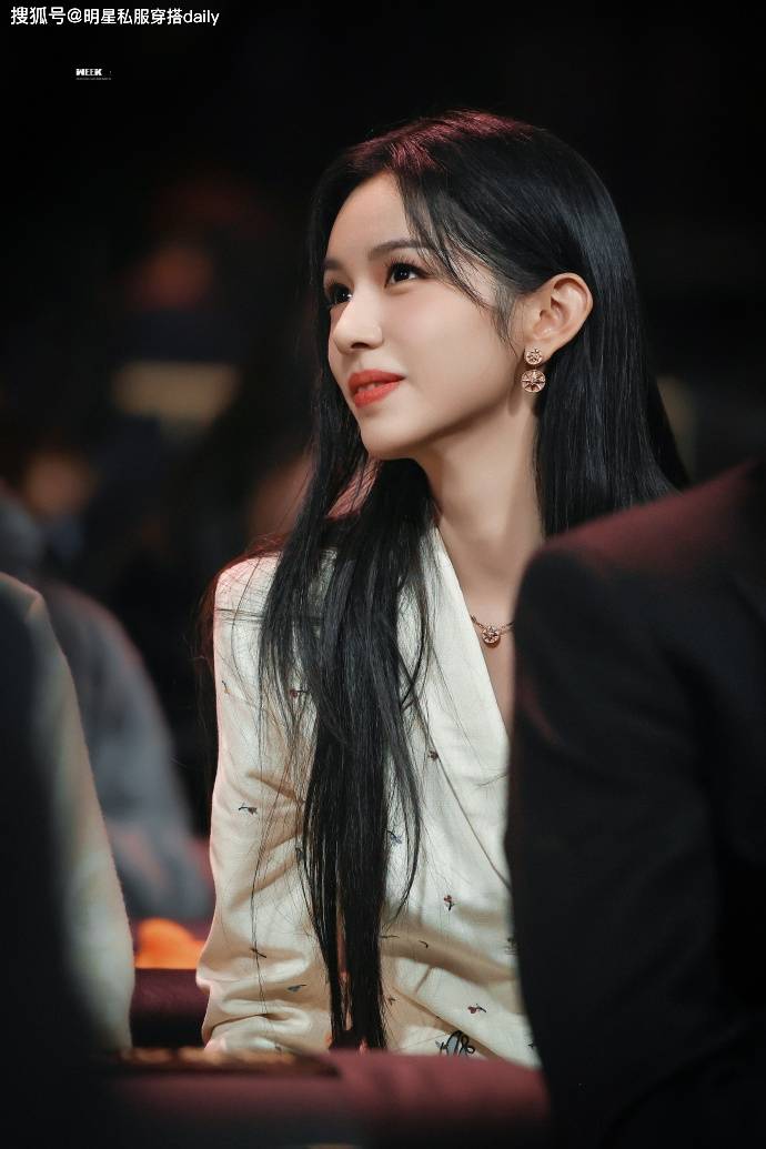 周也换了新风格“美的像油画少女”，穿刺绣西装搭牛仔裤，真的飒