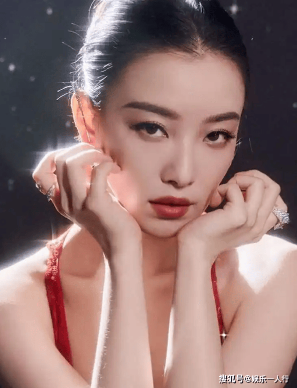 倪妮微博之夜穿着吊带红色裙，光着脚丫写真，这状态哪像37岁