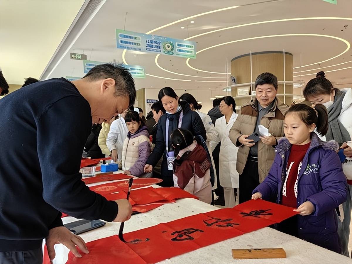 墨香送暖 义诊迎春——新乡市书法家协会新春公益笔会走进思明眼科医院