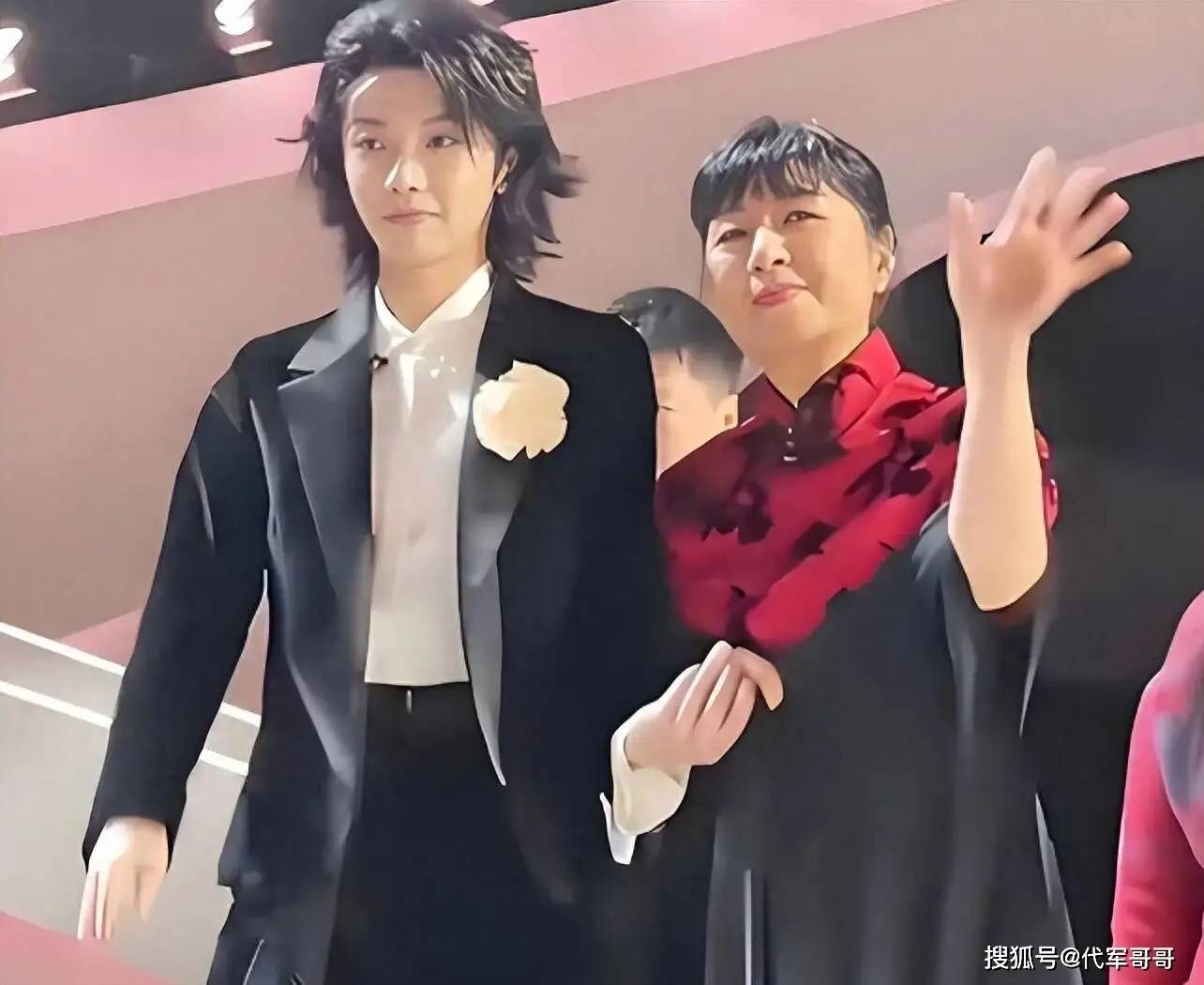 原创            70岁殷秀梅近况曝光！与法国老公恩爱28年，如今与小鲜肉手挽手引热议