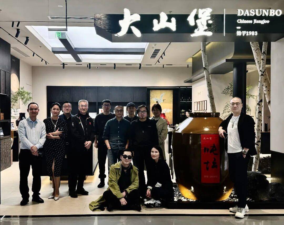 大山堡艺术酒窖当代艺术展首期“解构·新生”圆满启幕，以艺术重构中国白酒的当代叙事