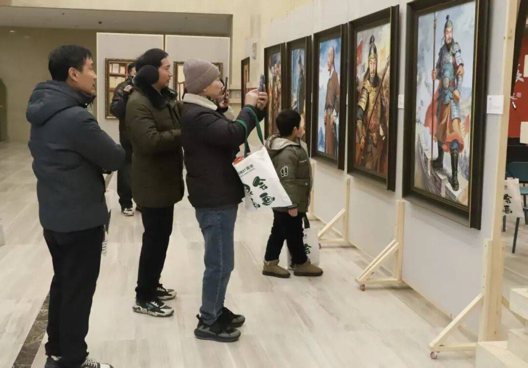 邓州市举办“穰原春晓·王春晓油画作品展”