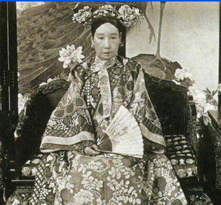 此人深得慈禧宠爱,说:谁也不敢动我一根毛,结果立马被人砍死