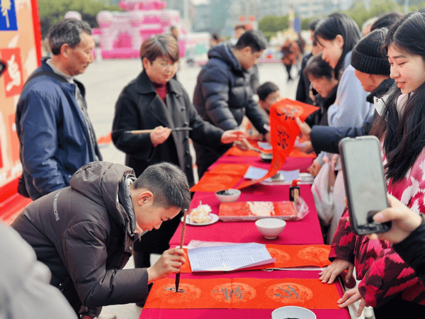 巴中市“灯耀米仓·非遗贺马年”新春米仓集市圆满开市 赋能民生添年味 品牌引领促发展 